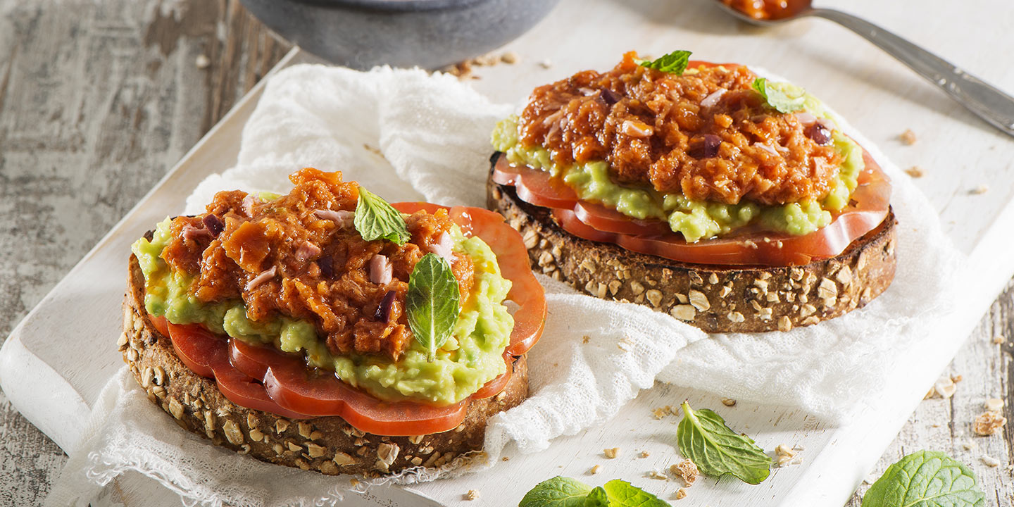 Toast à l’avocat avec Pesto du Thon, Olives et Chili