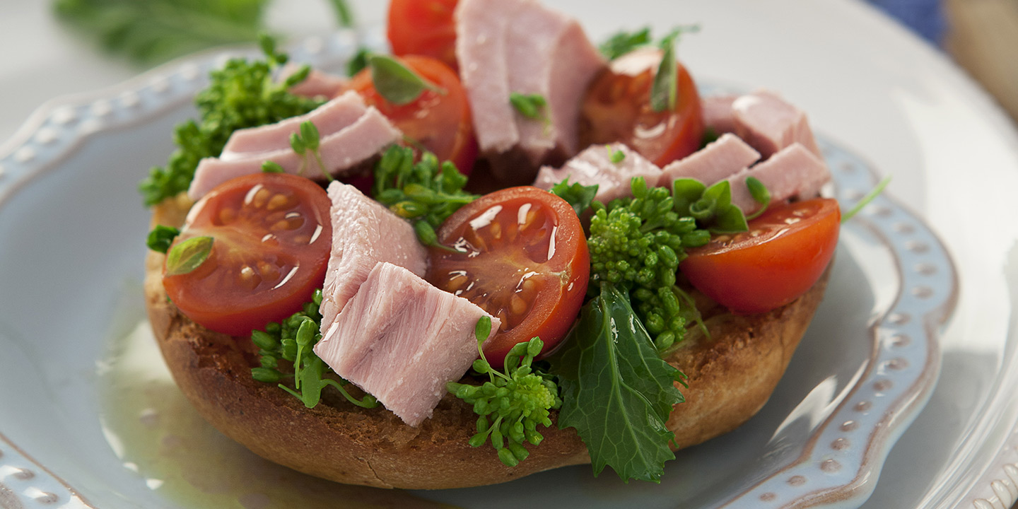 Friselle aux tomates cerises, brocoli-rave et thon