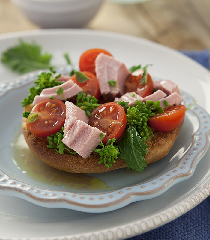 Friselle aux tomates cerises, brocoli-rave et thon