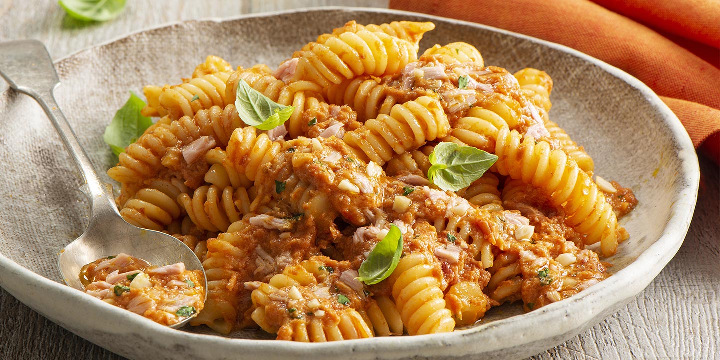Fusilli met tonijnpesto, amandelen en pecorino