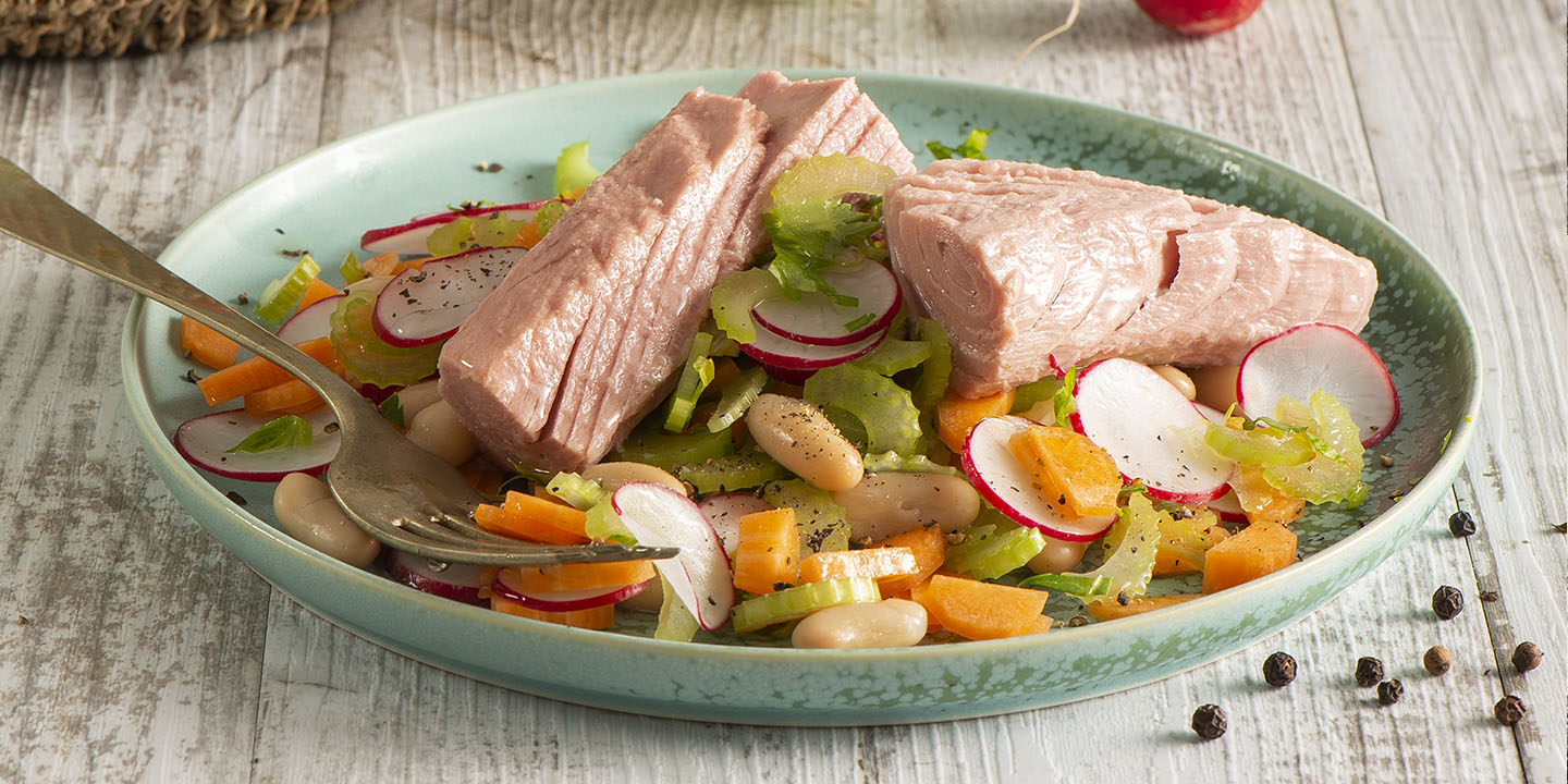 Salade aux haricots, céleri et radis et filets de thon au naturel
