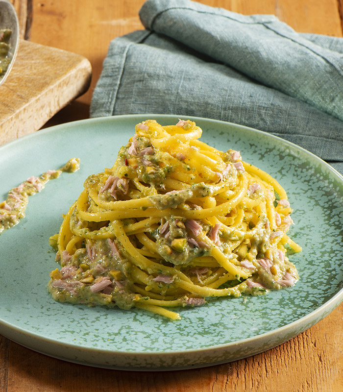 Pasta met tonijnpesto, pistachenoten en citroen