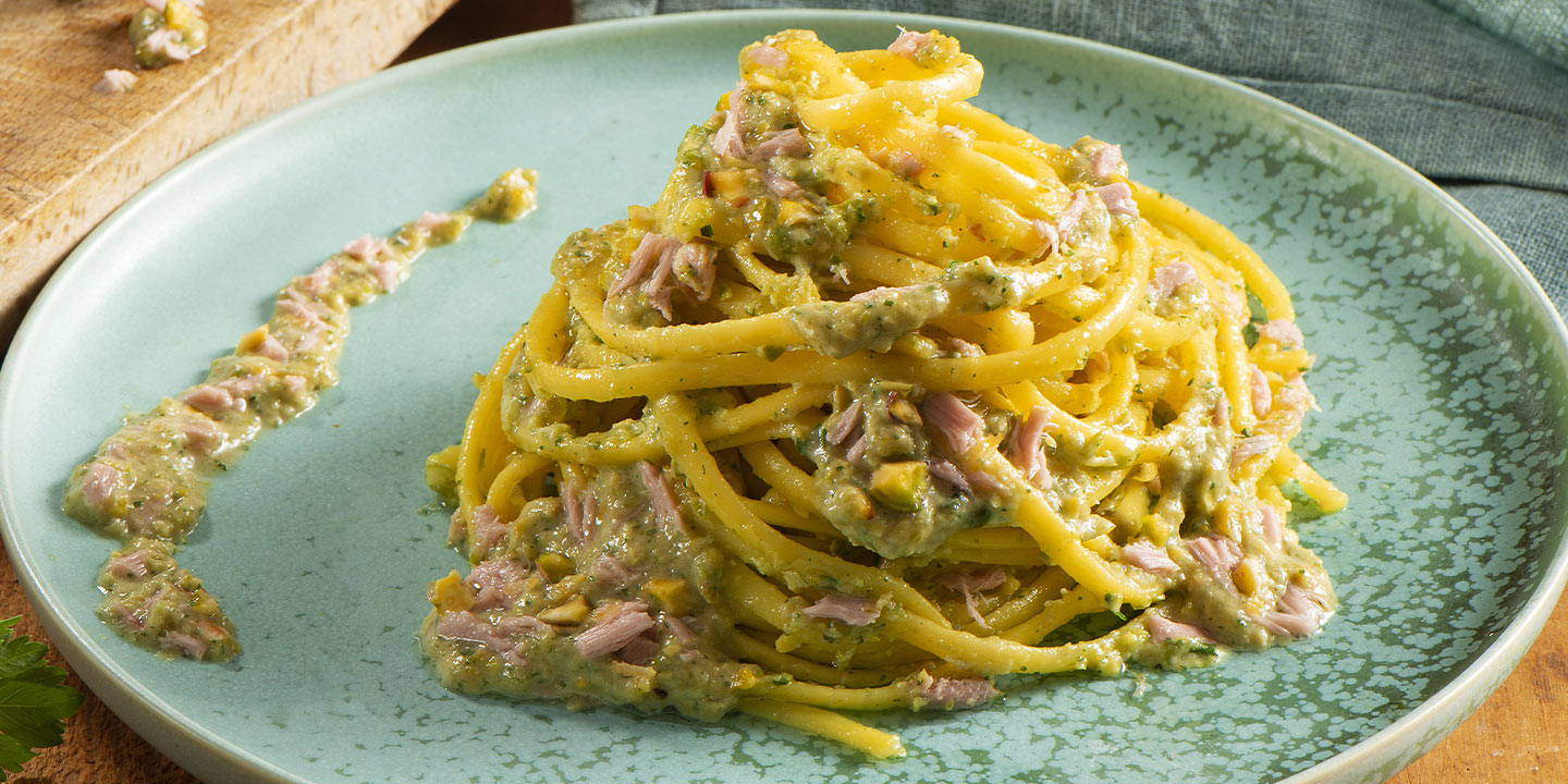 Pasta met tonijnpesto, pistachenoten en citroen