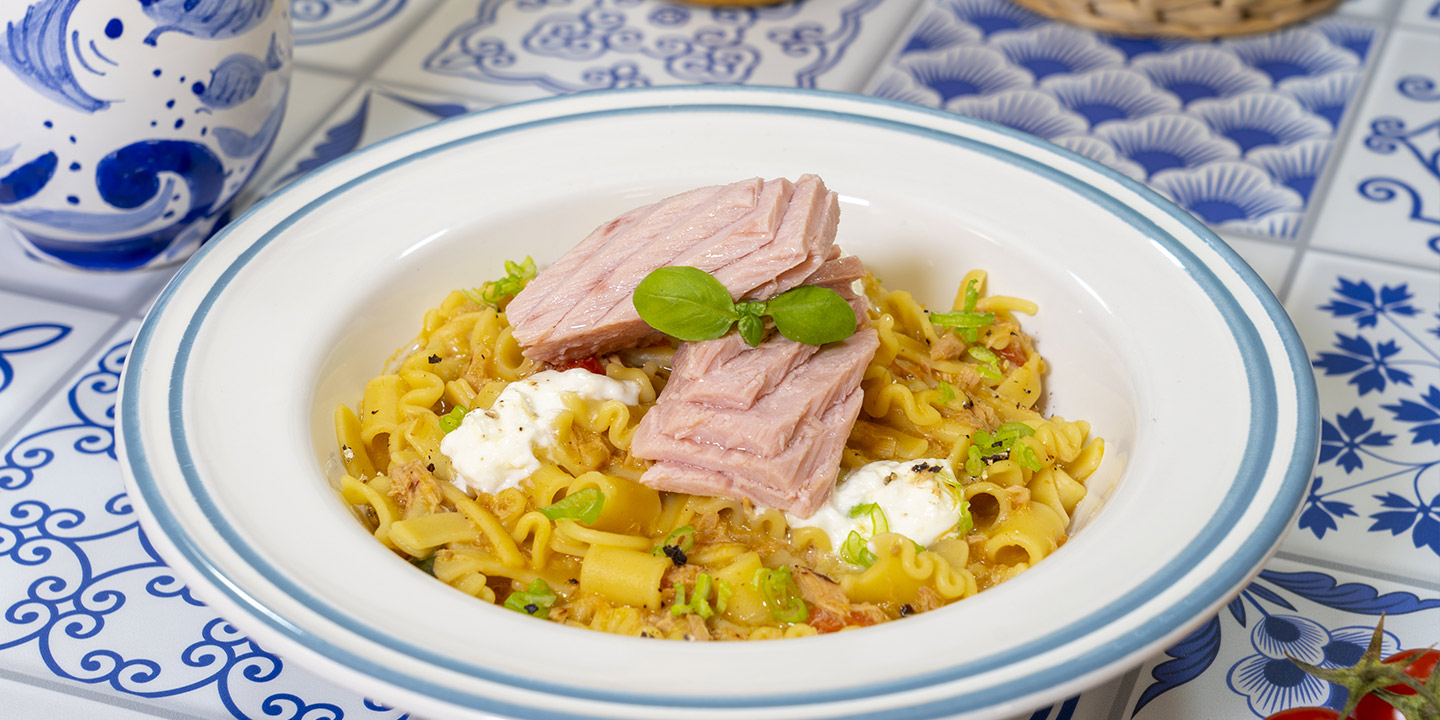 Gemengde pasta met tonijnfilet, kerstomaatjes en Burrata kaas