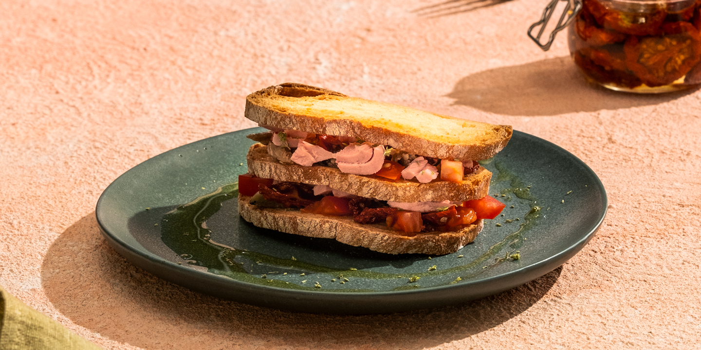 Millefeuille van geroosterd brood met tonijn en groenten