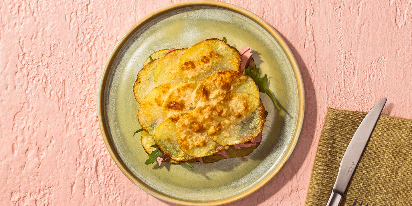 Pommes de terre gratinées au fromage au thon et roquette