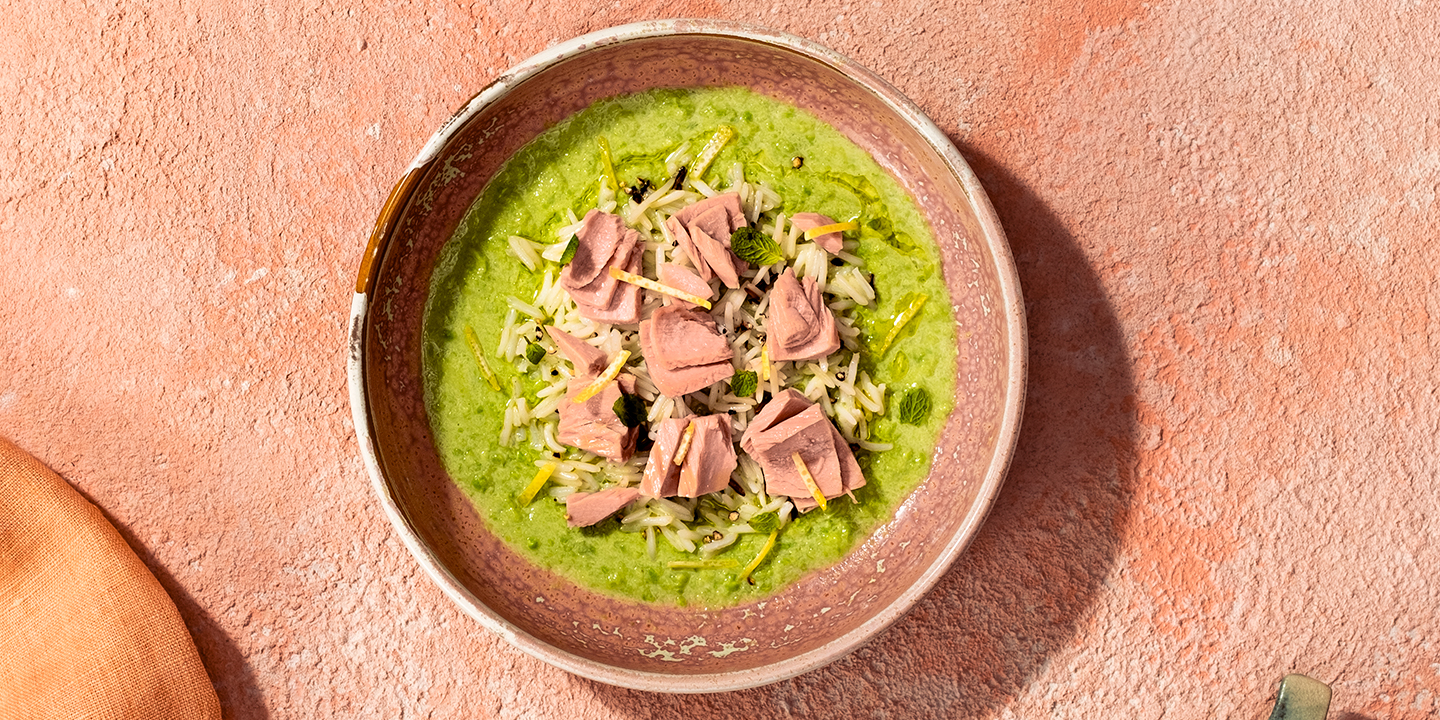 Crème de petits pois avec riz sauvage, thon et menthe