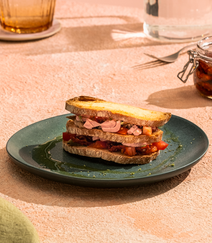 Millefeuille van geroosterd brood met tonijn en groenten
