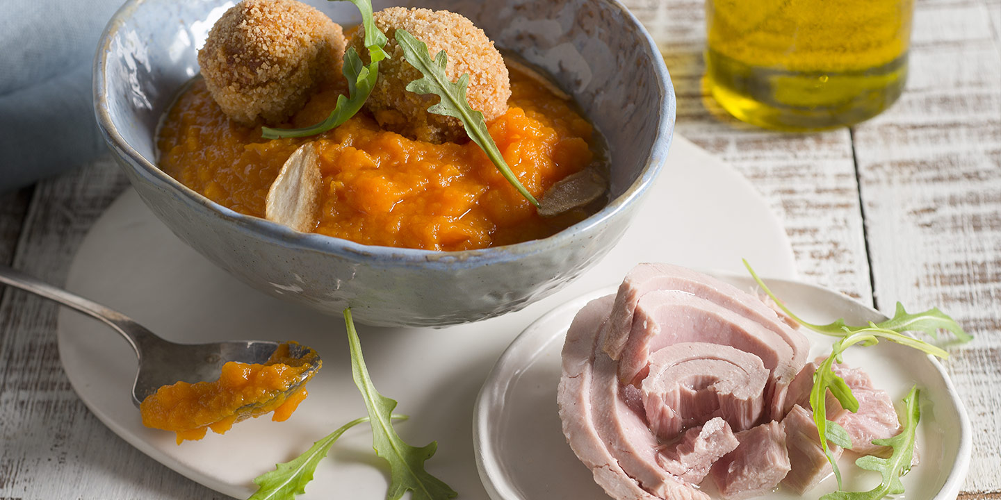 Croquettes de pommes de terre et de thon avec crème de carottes