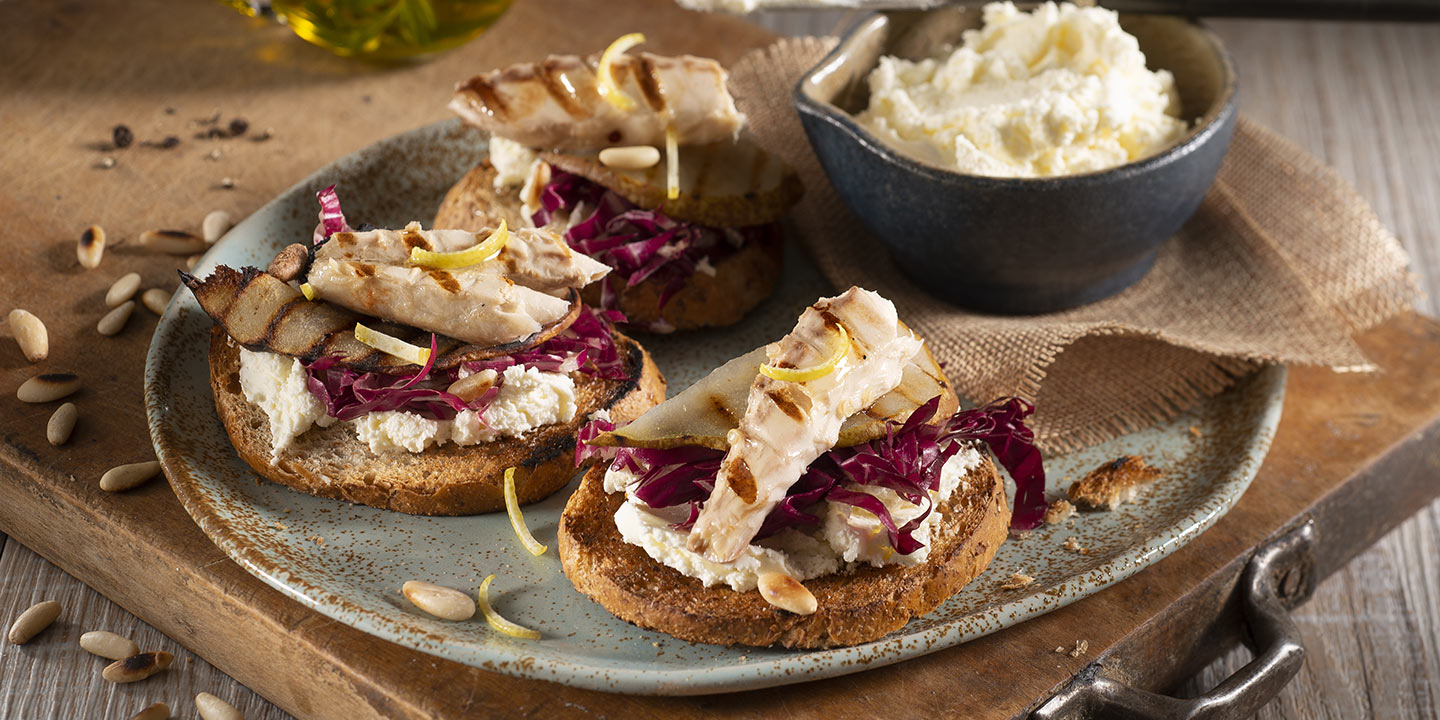 Crostini de pain de seigle aux poires grillées et filets de maquereau