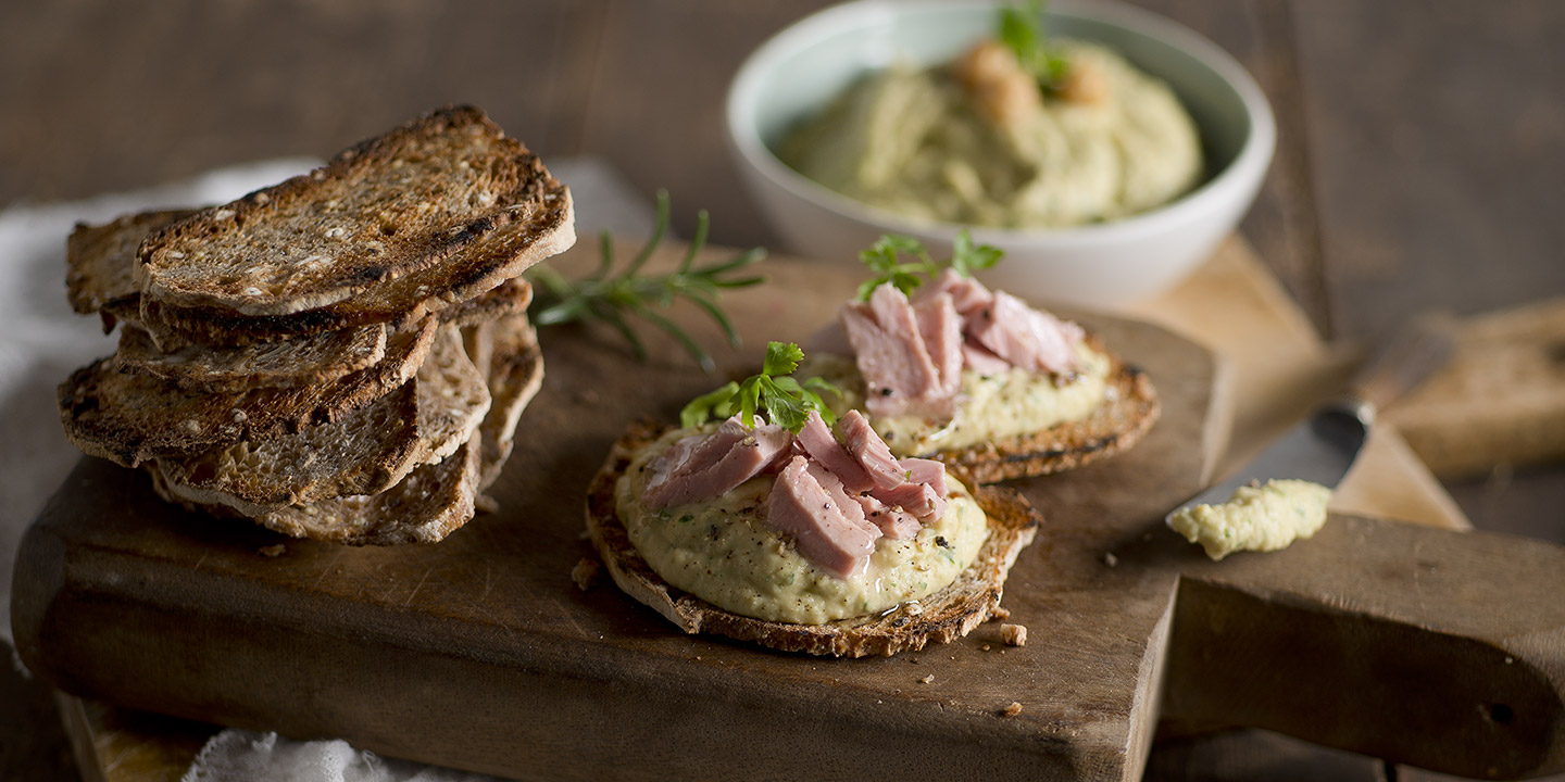 Crostini van tonijn met kikkererwtenspread