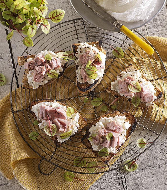 Pain toasté au thon, ricotta et cresson