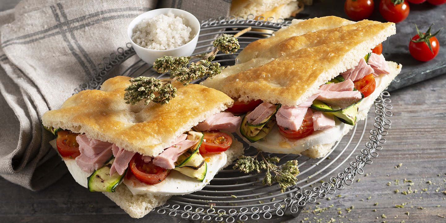 Focaccia fourrée au thon, aux tomates cerises sautées et aux courgettes grillées