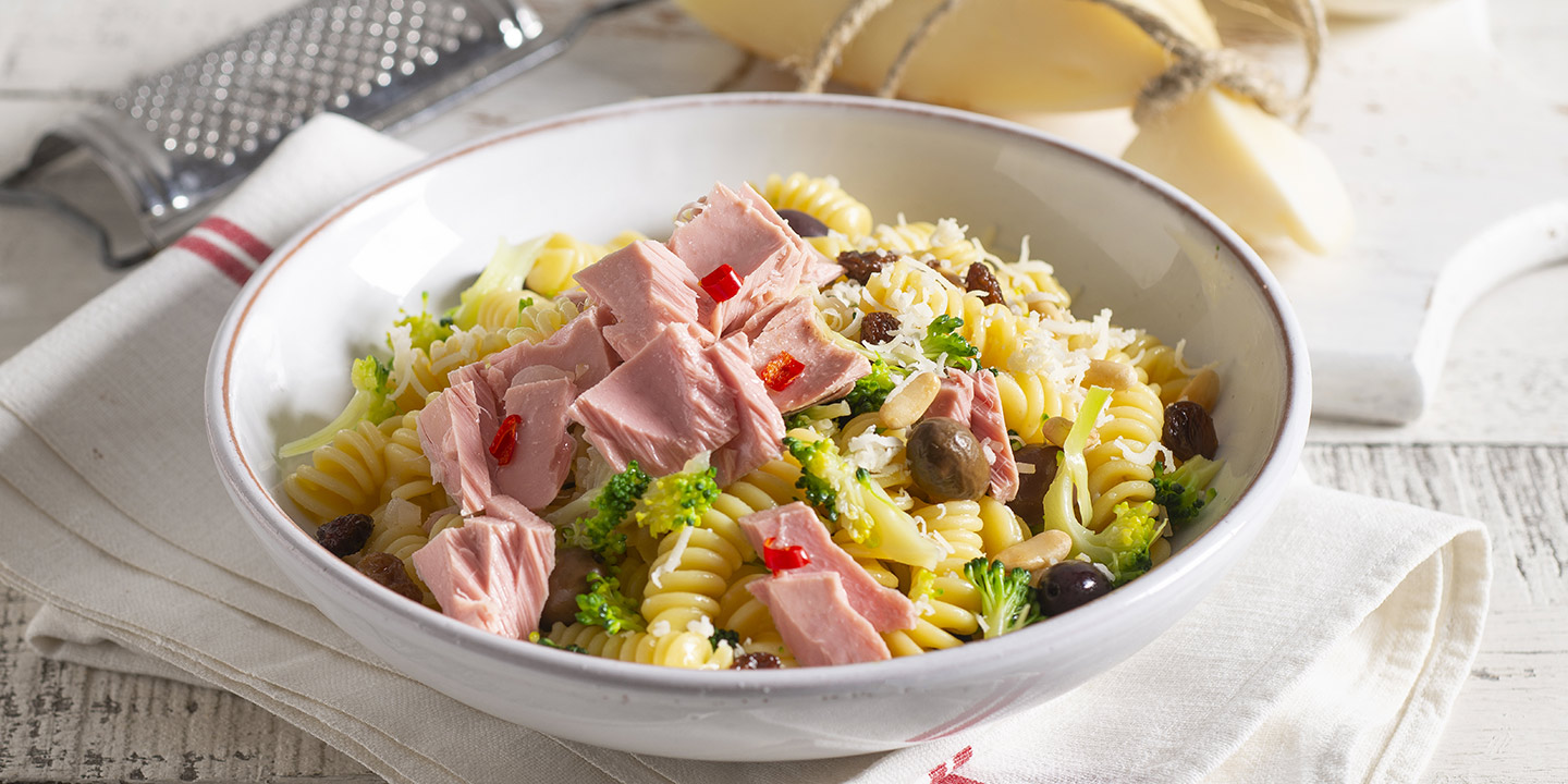 Fusilli au thon, brocoli, provolone et olives