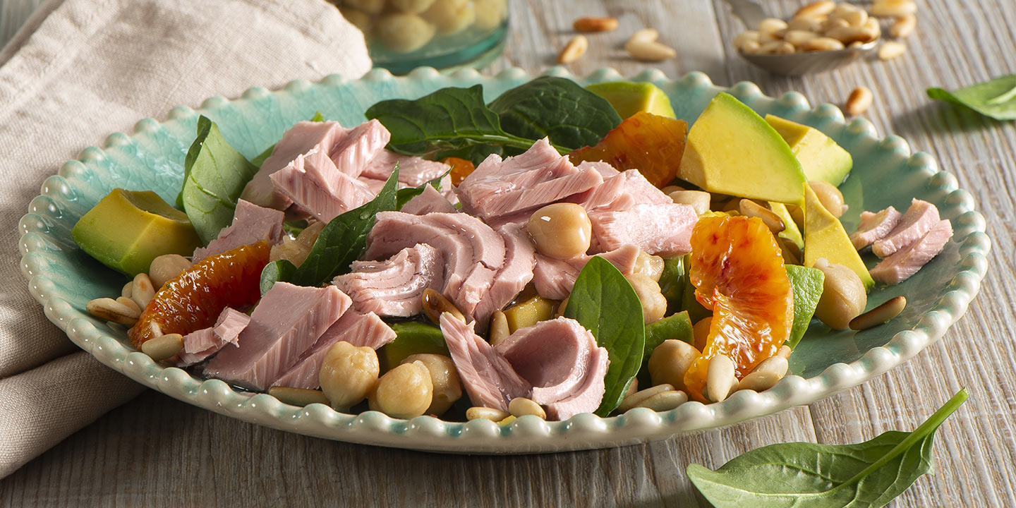 Salade au thon, pois chiches, avocat et orange