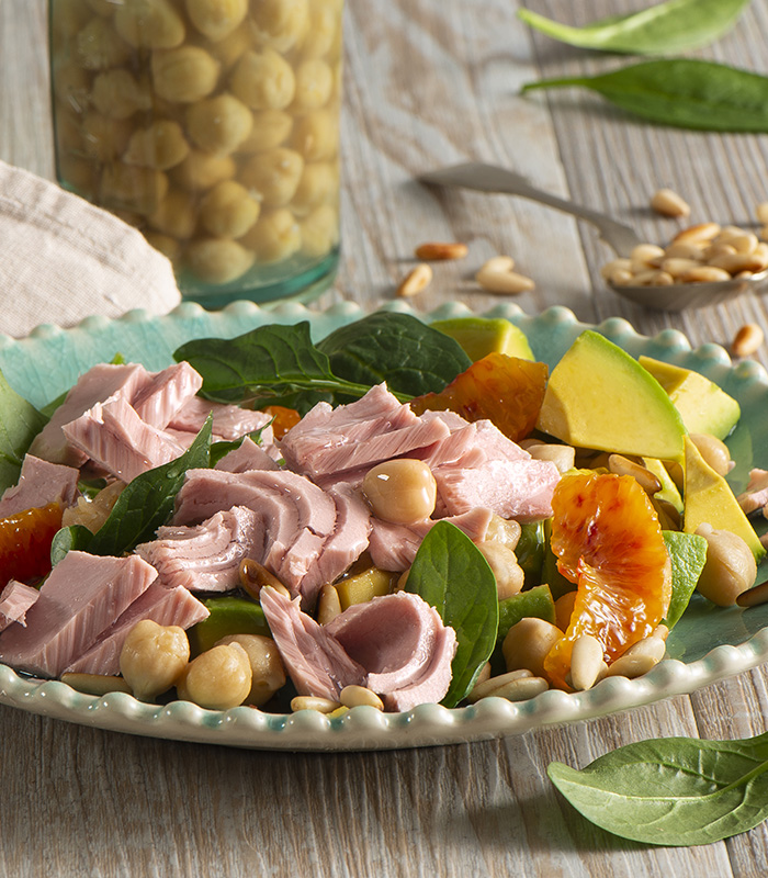 Salade van tonijn, kikkererwten, avocado en sinaasappel