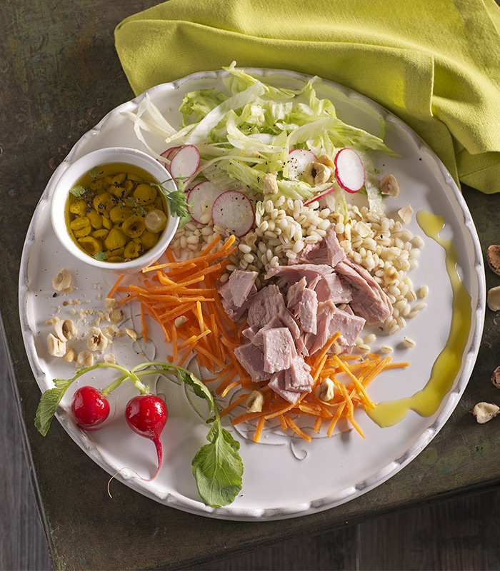 Salade d’orge au thon, radis et noisettes