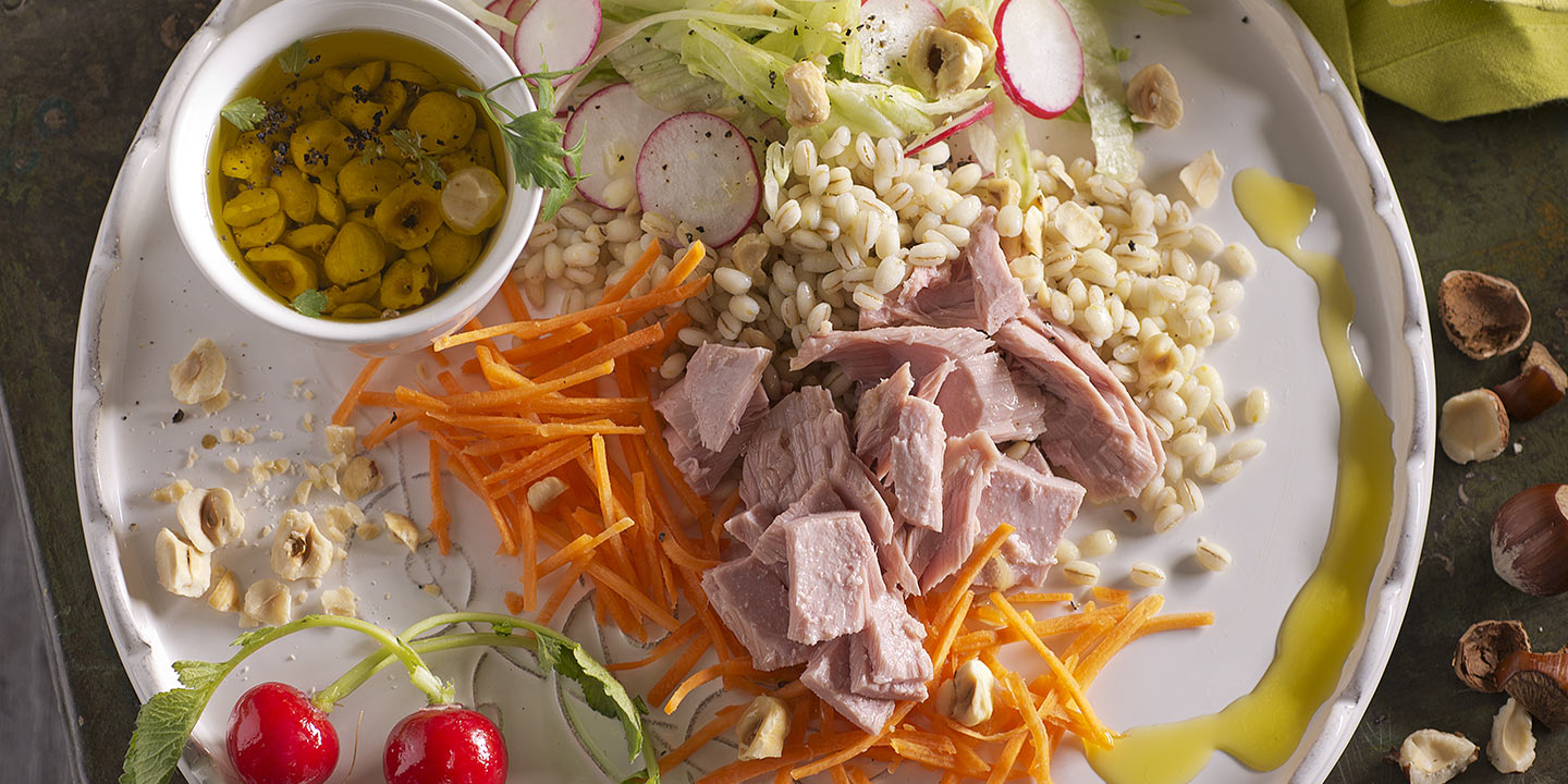 Salade d’orge au thon, radis et noisettes