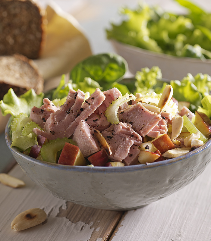 Salade de thon aux pommes et amandes grillées