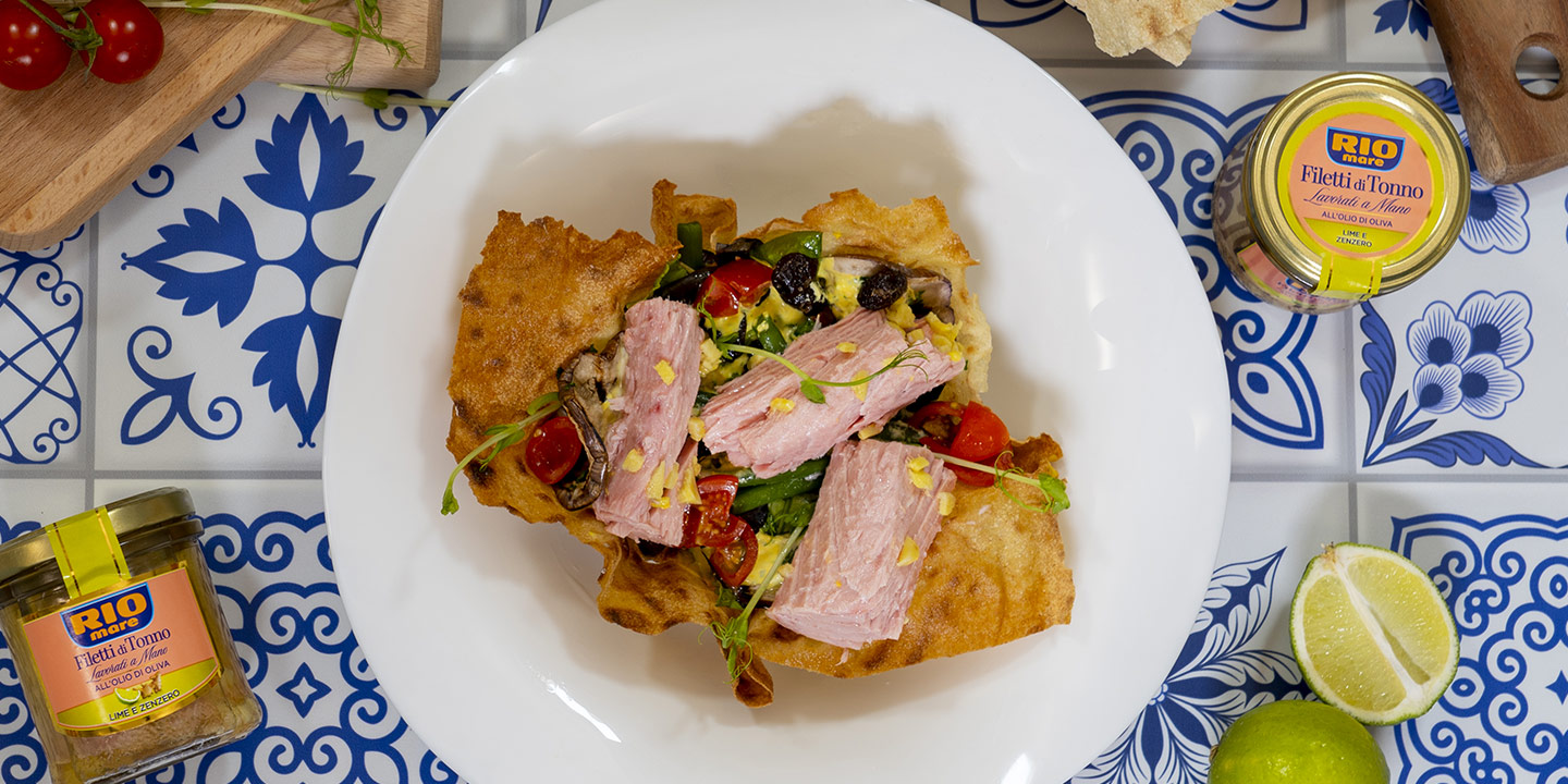 Salade estivale au citron vert et au gingembre dans une galette de pain