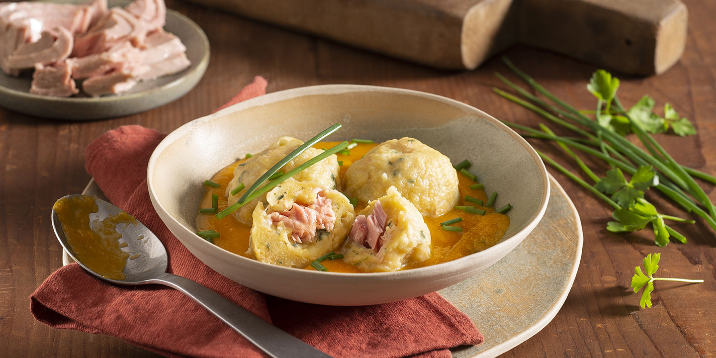 Knödel gevuld met tonijn en pompoensaus