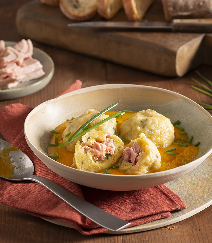 Knödel gevuld met tonijn en pompoensaus