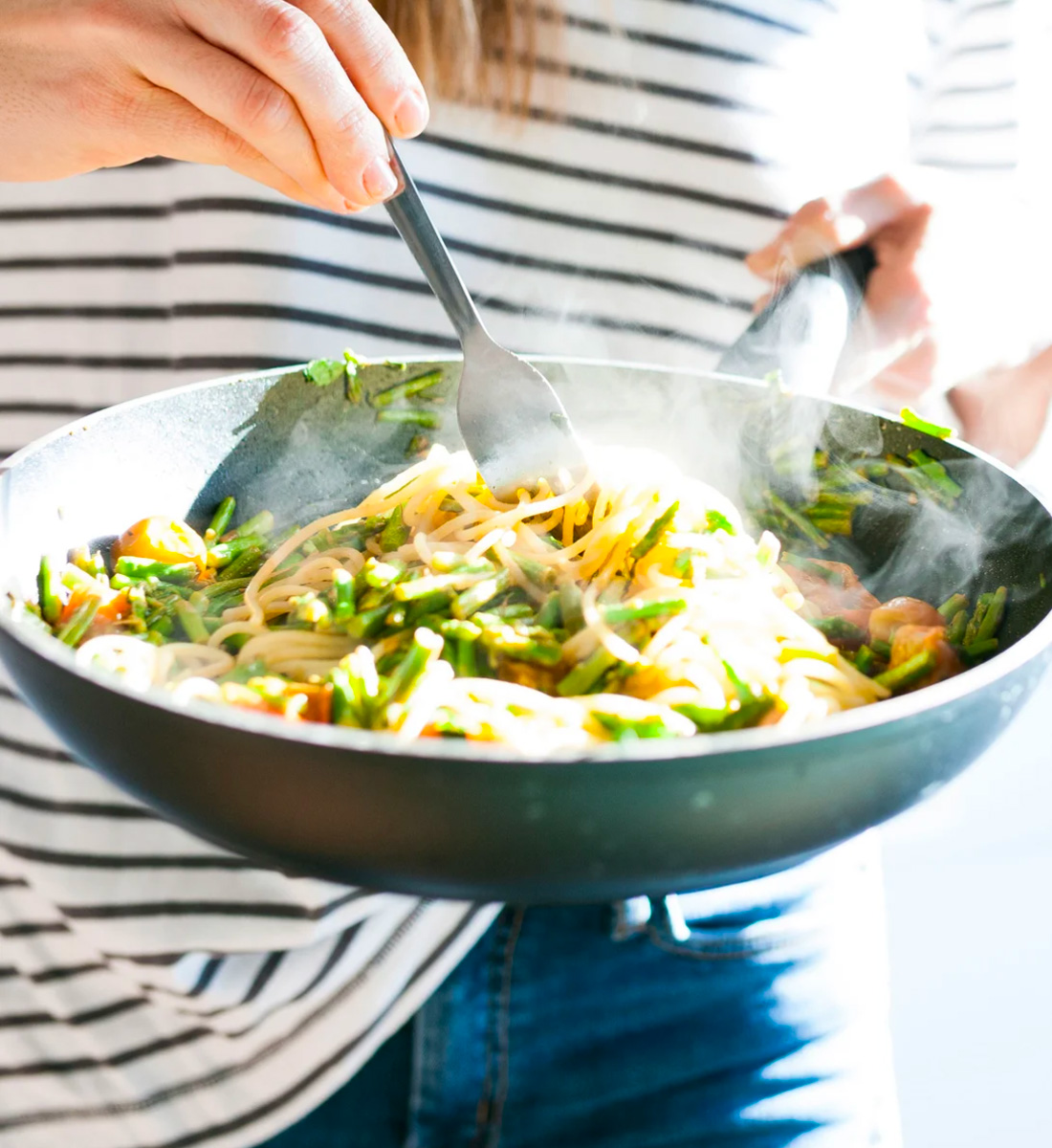 persona che cucina pasta