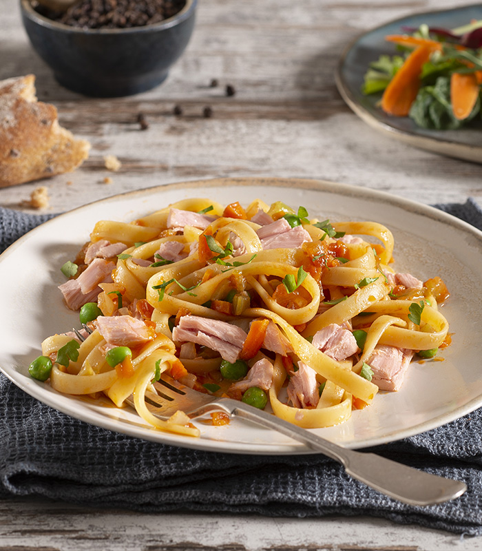 Linguine con ragù di tonno e piselli