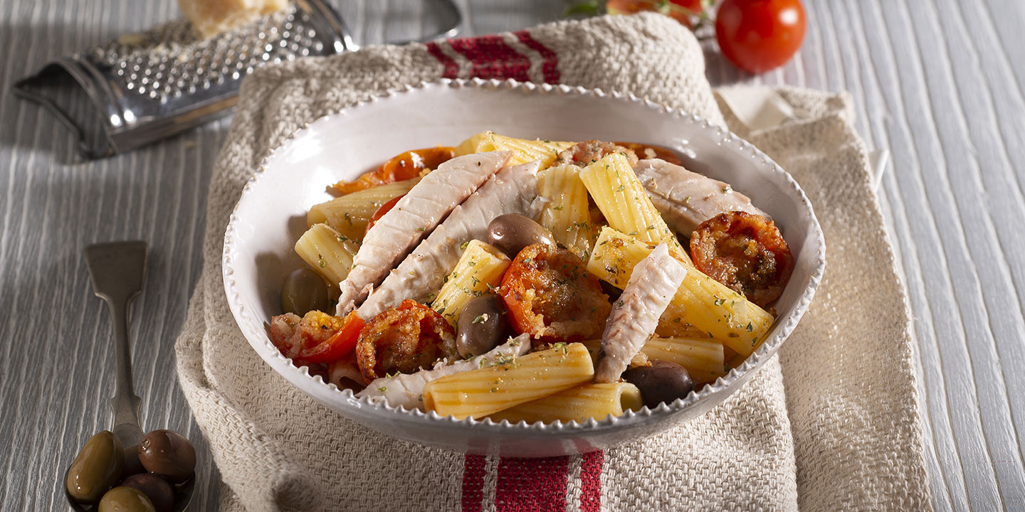 Macaroni au gratin avec olives, maquereaux et tomates