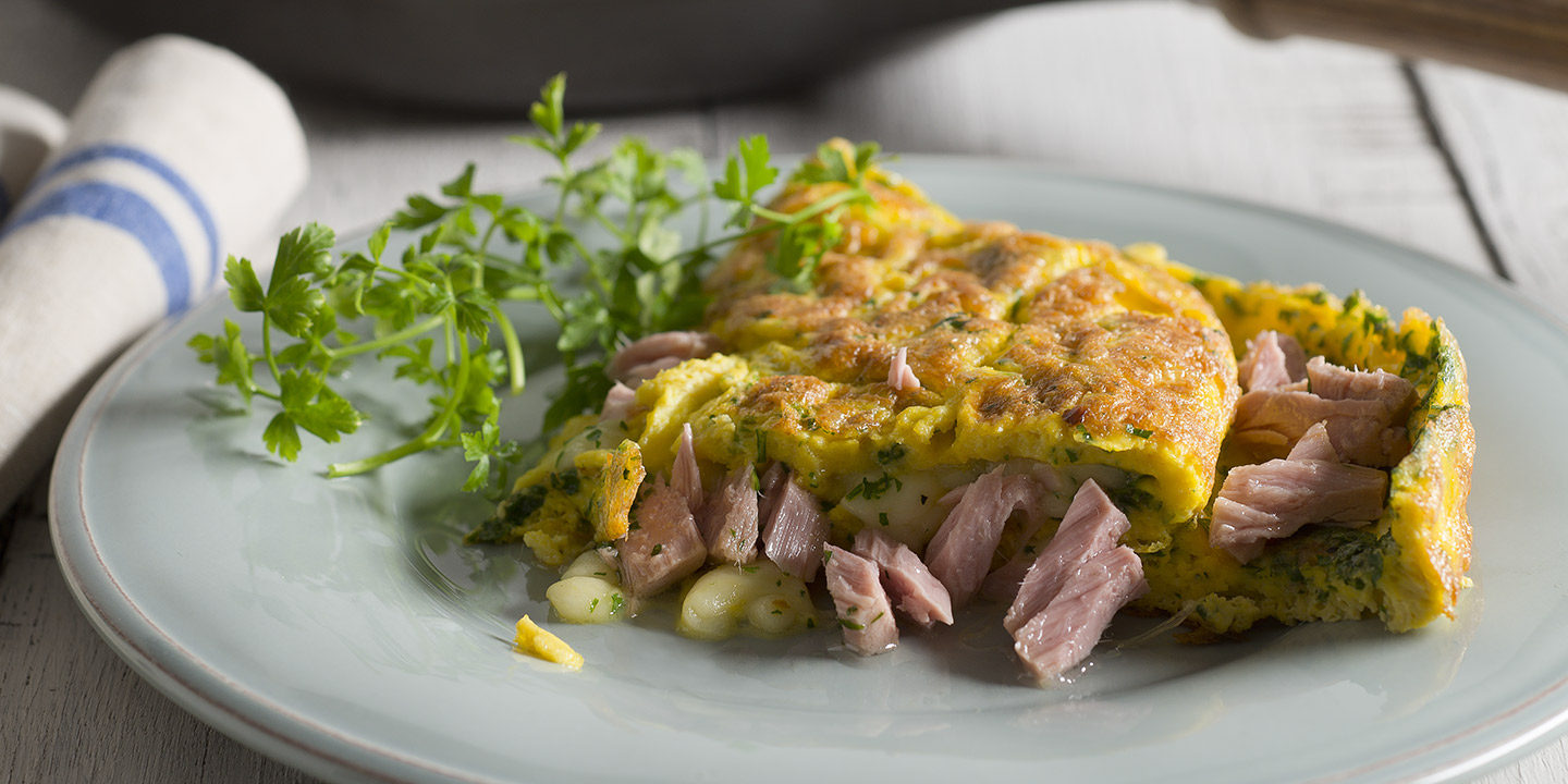 Omelette au thon et aux oignons