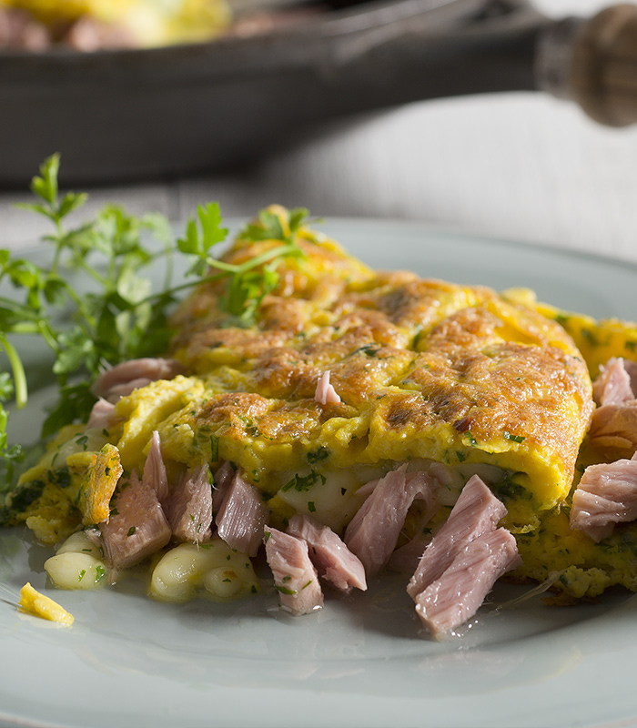 Omelette au thon et aux oignons