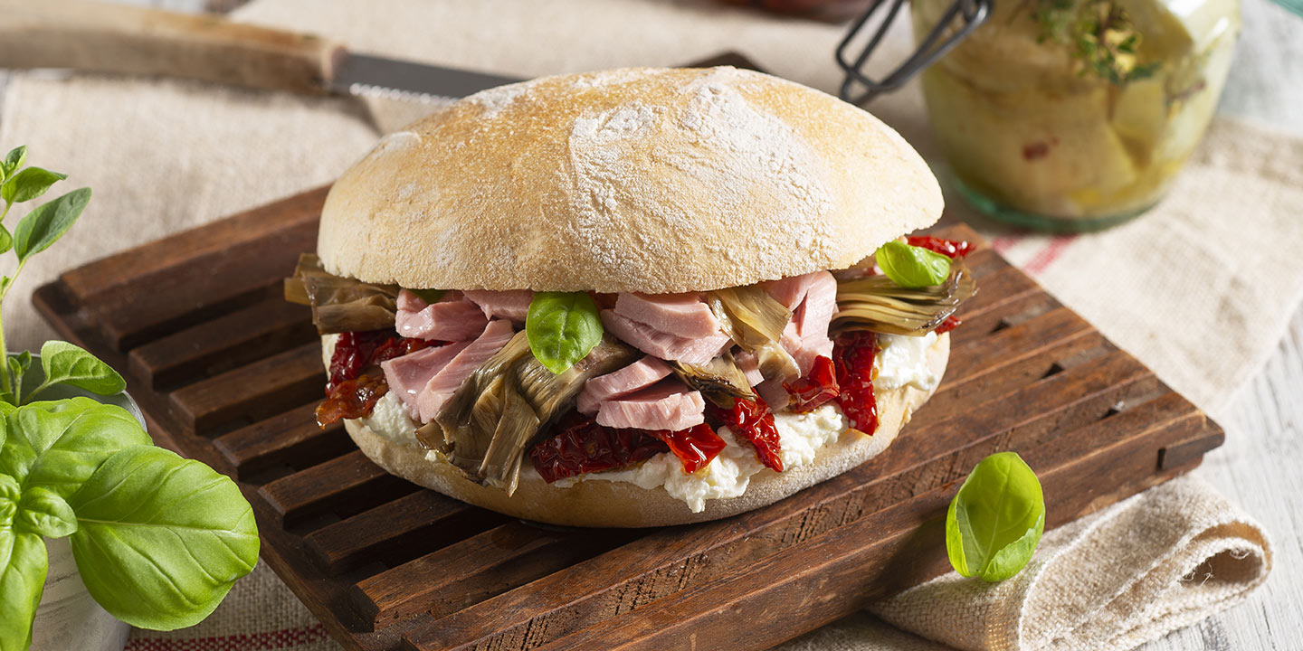 Sandwich au thon, artichaut grillé et tomates séchées