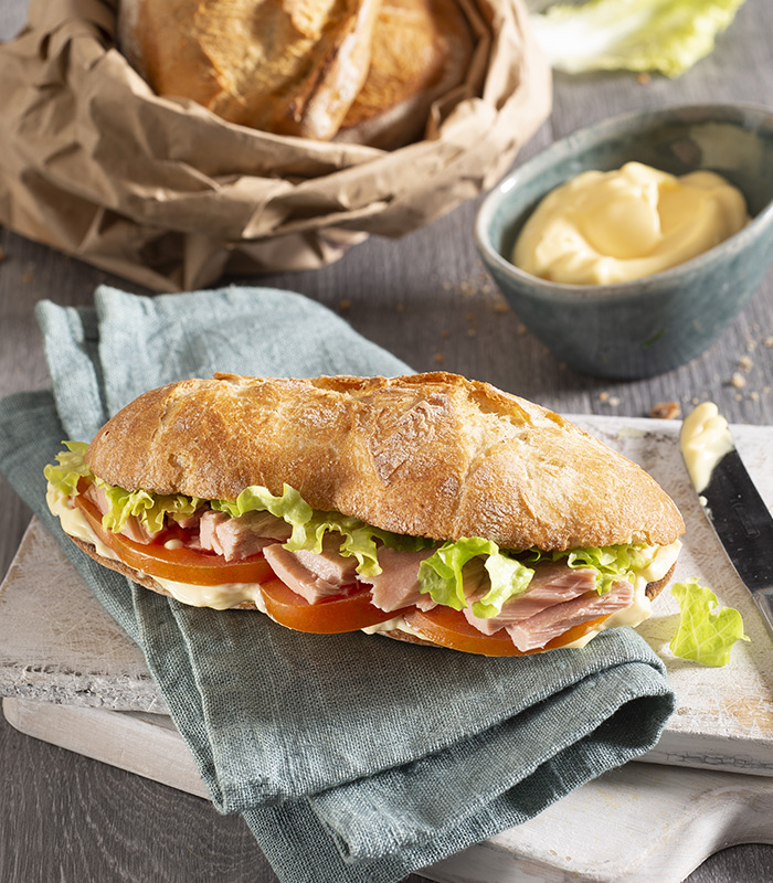 Sandwich au thon, aux tomates et à la mayonnaise