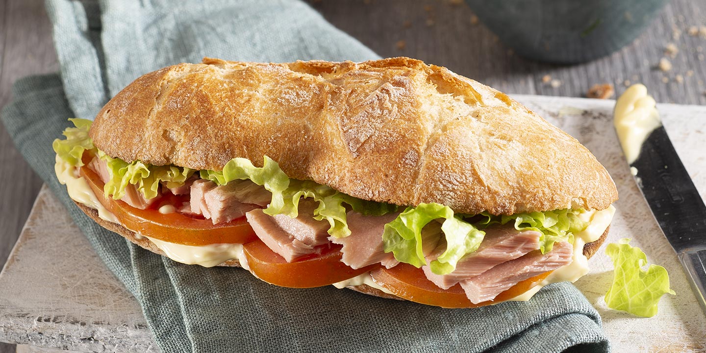 Broodje tonijn, tomaat en mayonaise