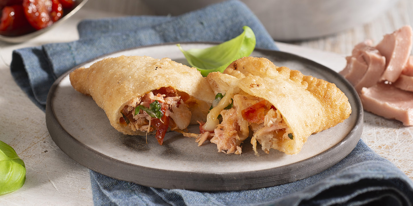 Panzerotti met tonijn en scamorza