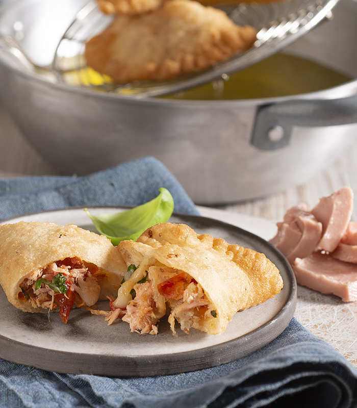 Panzerotti met tonijn en scamorza