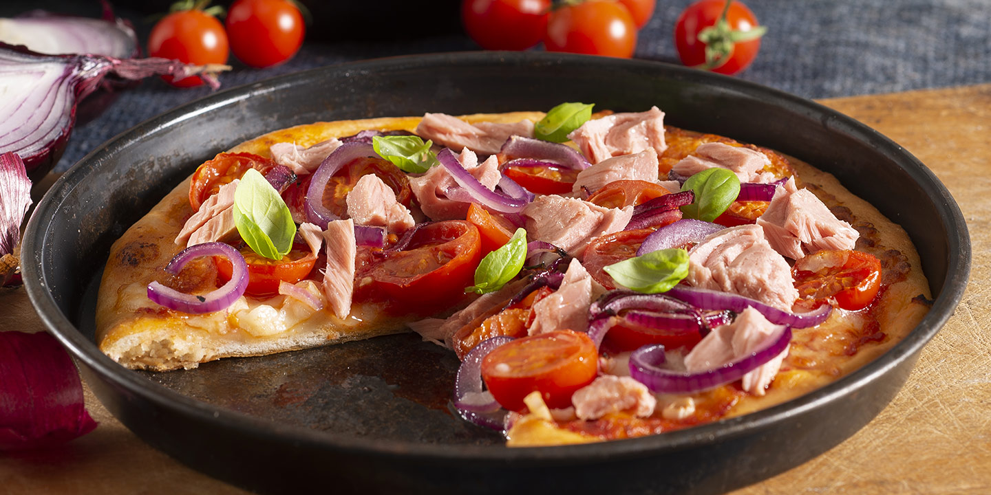 Pizza au thon, à l’oignon rouge, aux tomates cerises et à l’origan