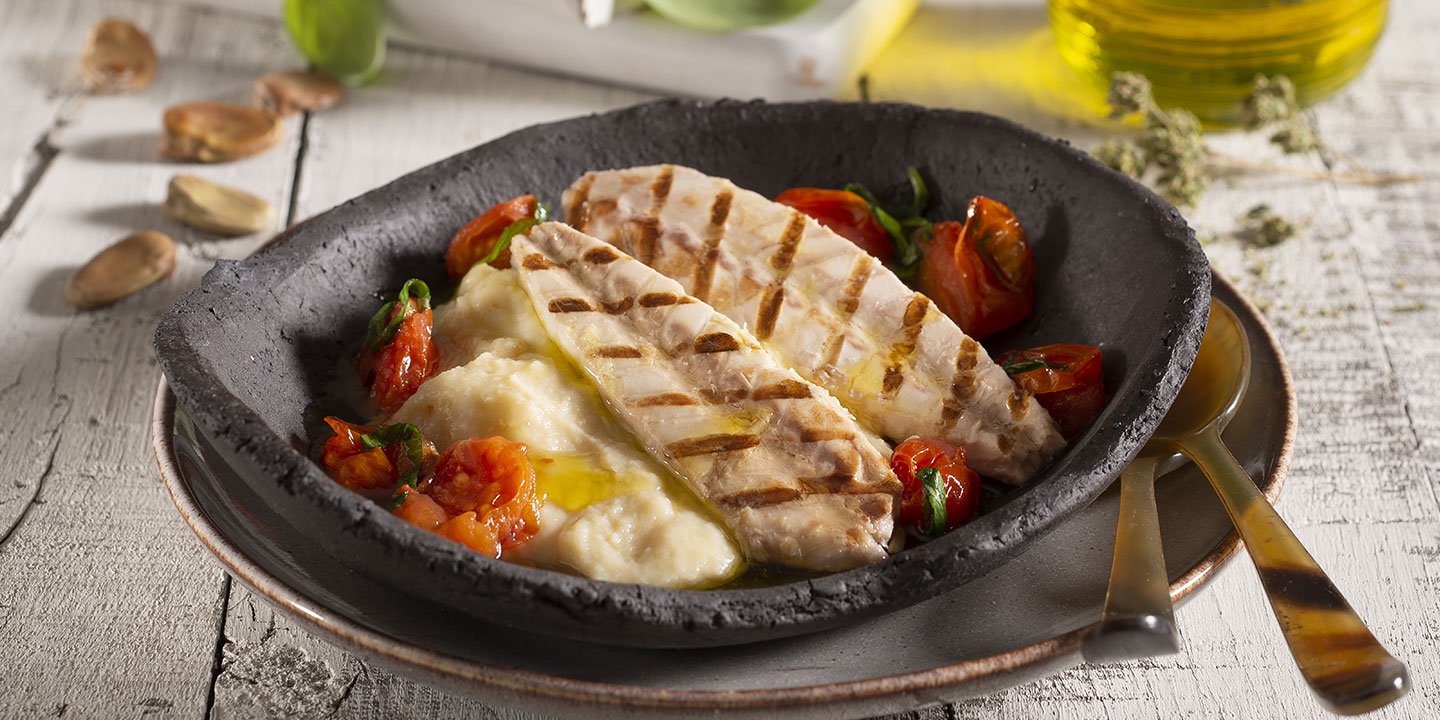 Purée de haricots de fava accompagnée de filets de maquereaux grillés et de tomates cerises sautées
