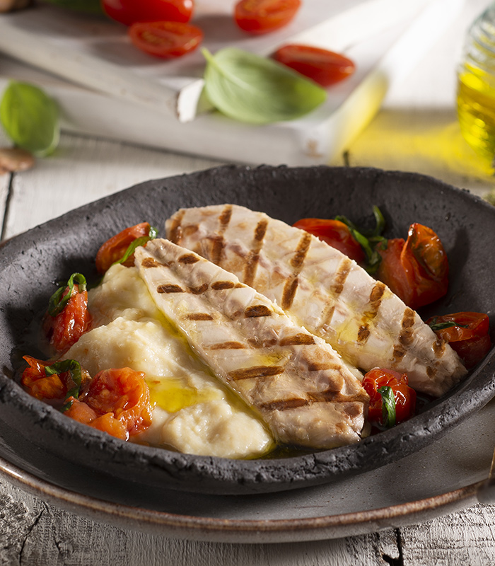 Purée de haricots de fava accompagnée de filets de maquereaux grillés et de tomates cerises sautées