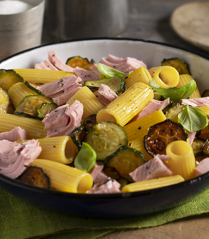 Rigatoni au thon au citron et poivre noir et aux courgettes