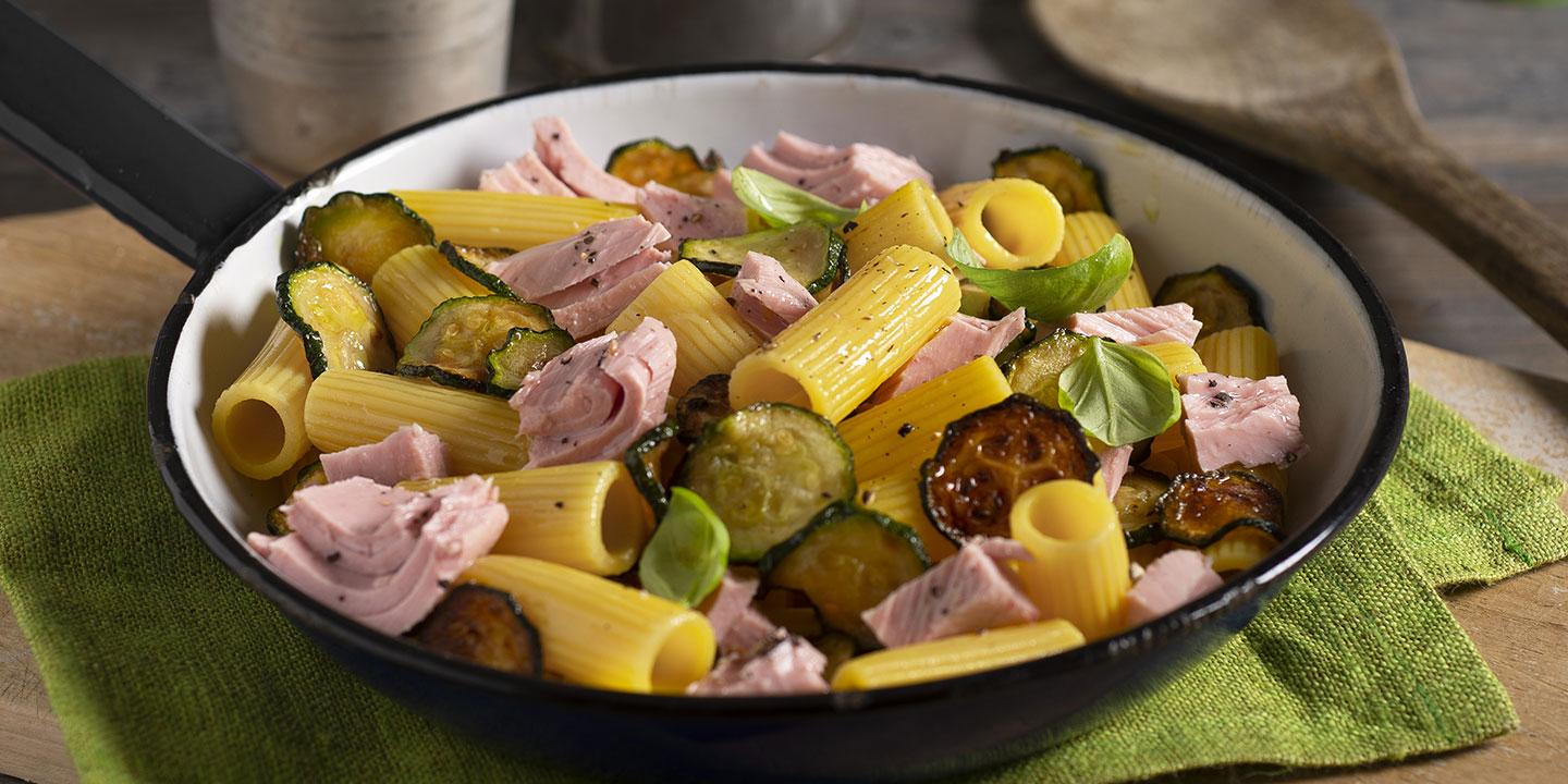 Rigatoni met tonijn met citroen en zwarte peper en courgettes