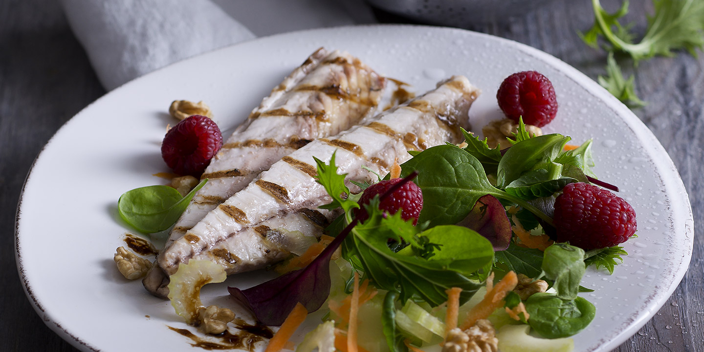 Maquereaux grillés avec salade de framboises et vinaigre balsamique