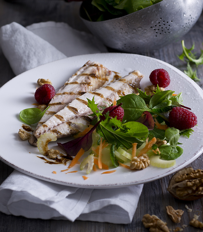 Maquereaux grillés avec salade de framboises et vinaigre balsamique