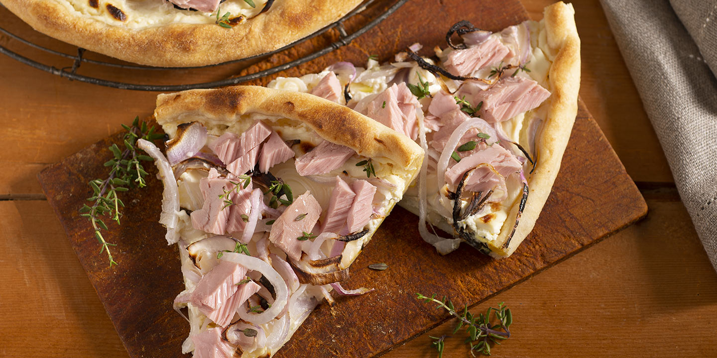 Tarte flambée ou tarte alsacienne au thon et à l’oignon