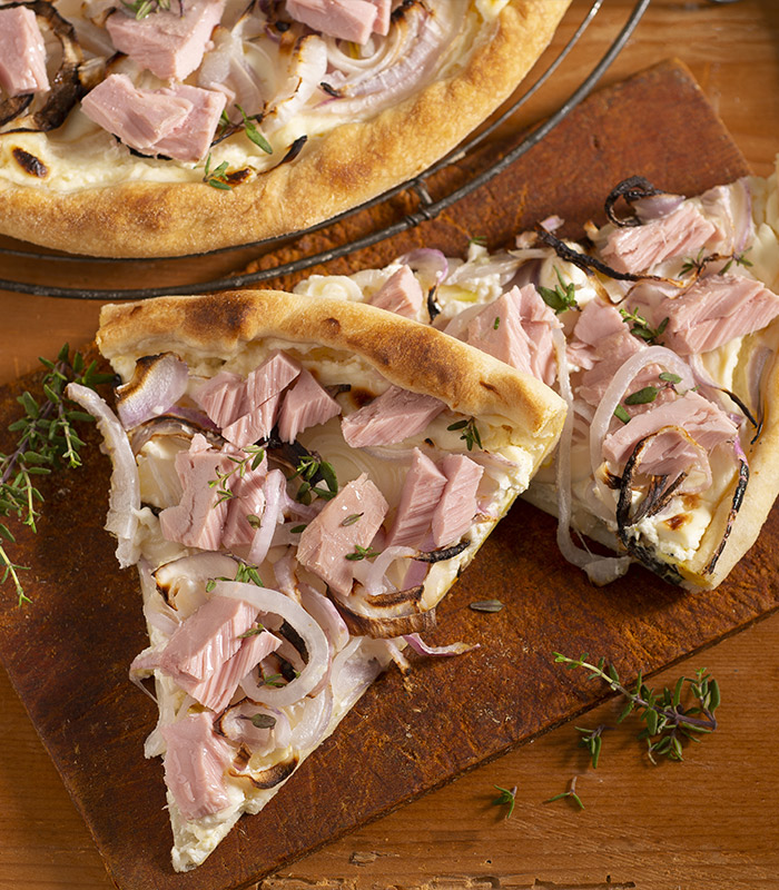 Tarte flambée ou tarte alsacienne au thon et à l’oignon