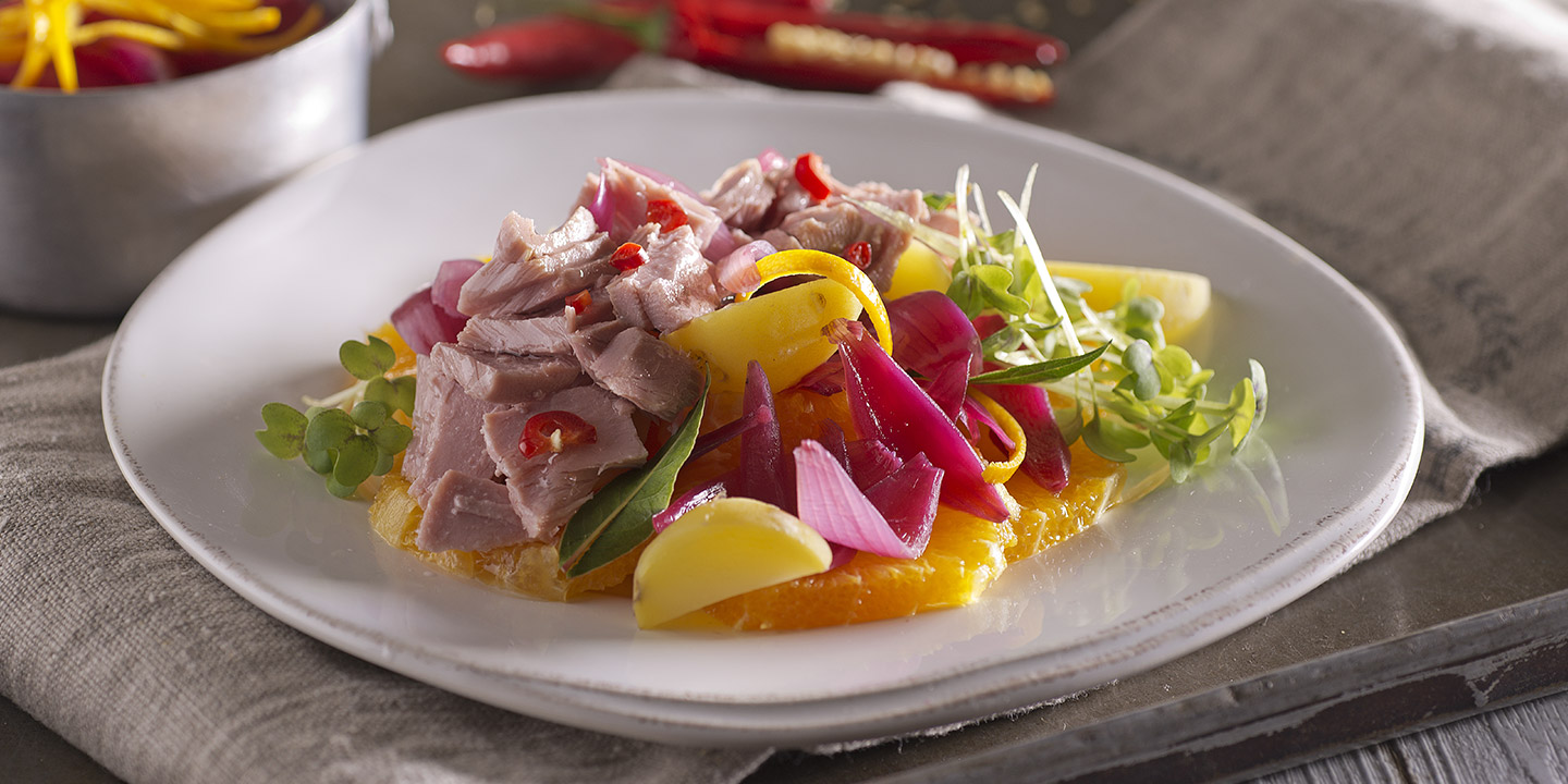 Thon au piment, oignons rouges sautés et oranges