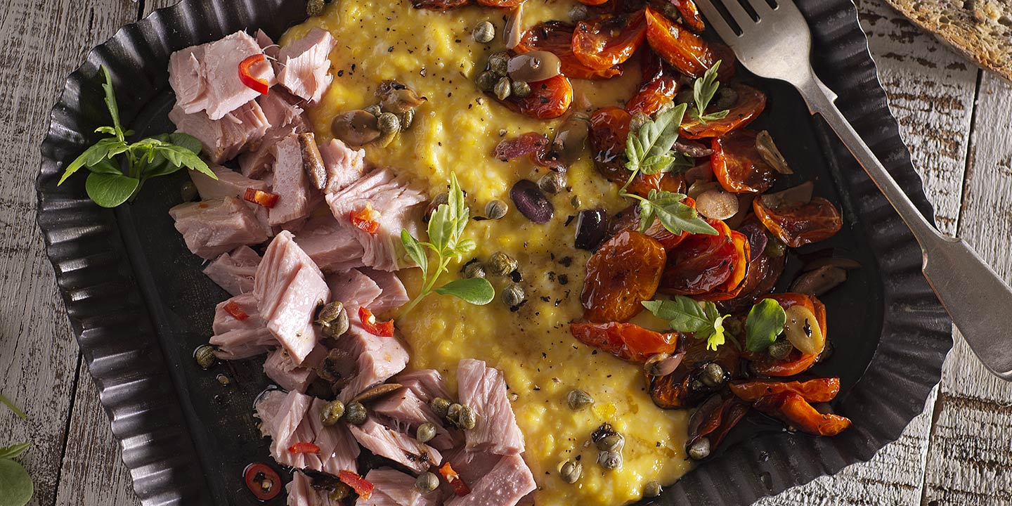 Thon au piment, œufs brouillés et tomates cerises