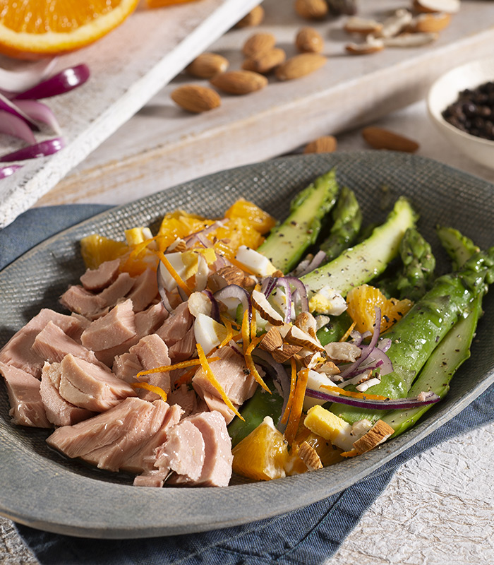 Tonijn met asperges, sinaasappel en amandelen
