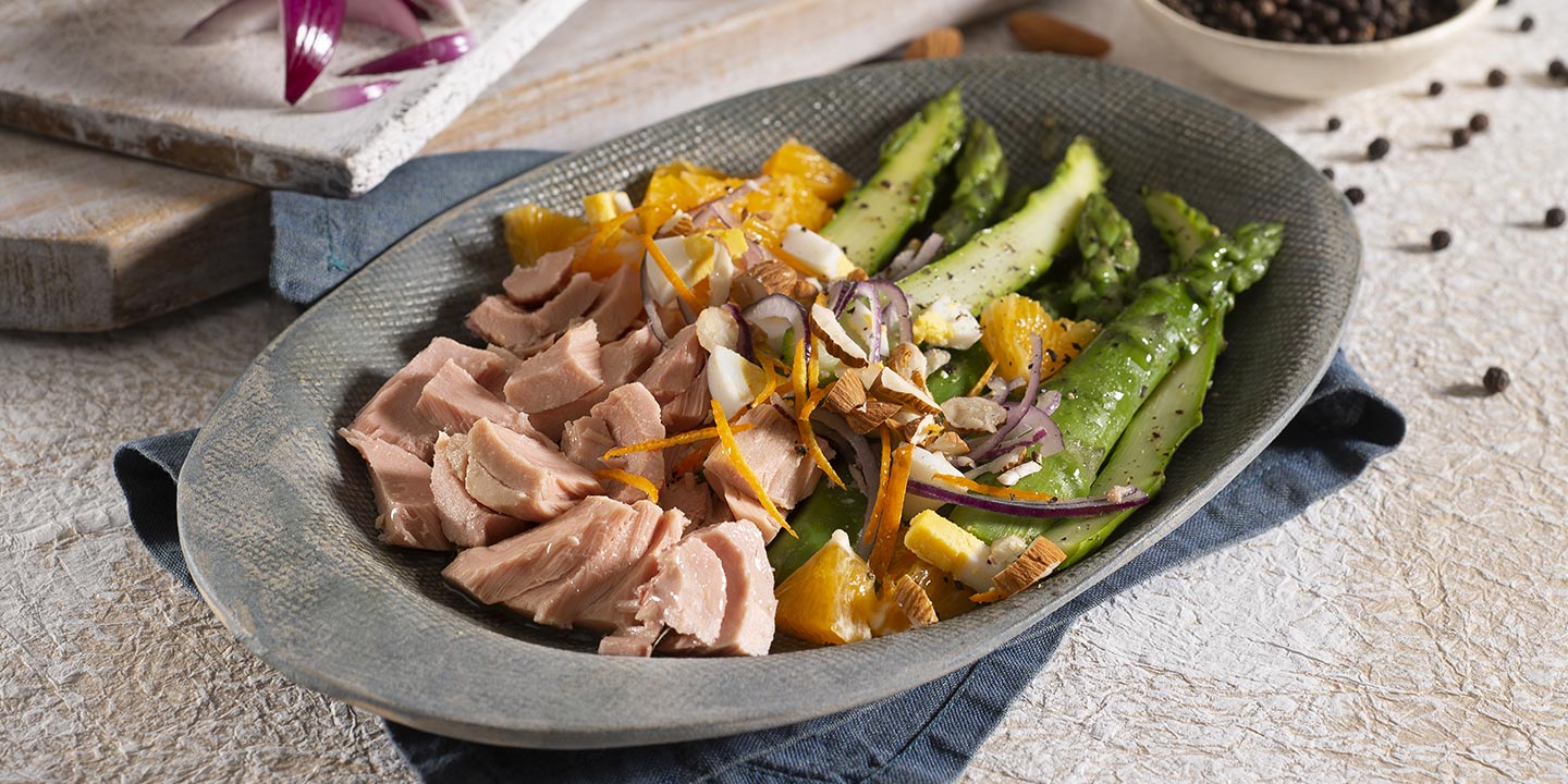Thon aux asperges, à l’orange et aux amandes